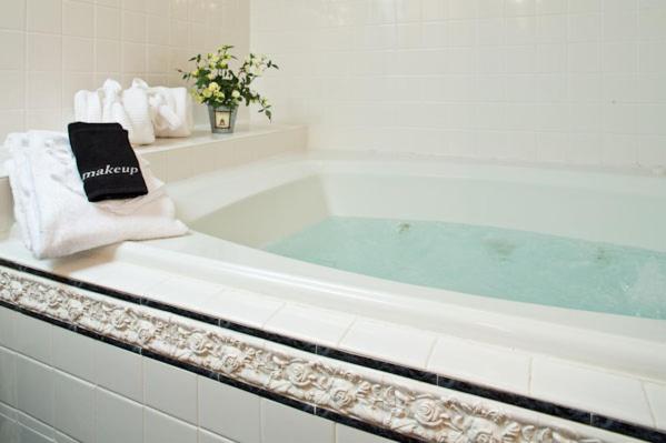 Double Room with Spa Bath interior